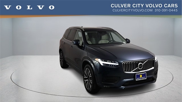 2022 Volvo XC90 Momentum's photo