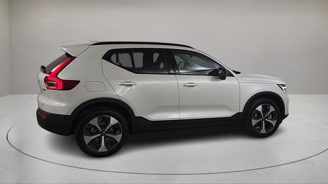 2026 Volvo XC40 B5 Plus photo 3