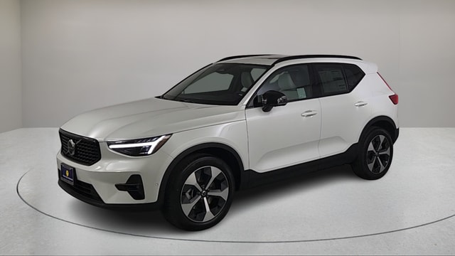 2026 Volvo XC40 B5 Plus photo 3