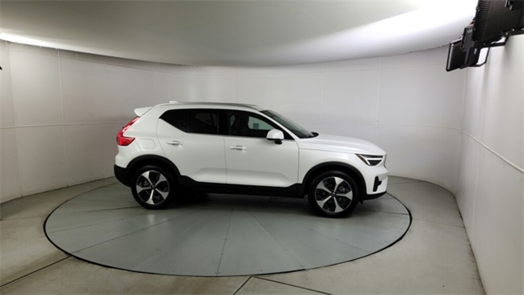 New 2025 Volvo XC40 B5 Core Bright Theme SUV