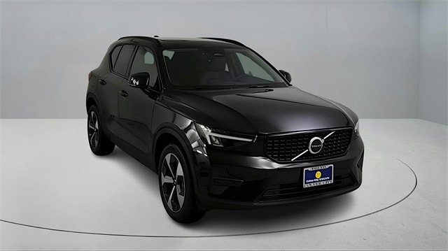 2026 Volvo XC40 Core's photo