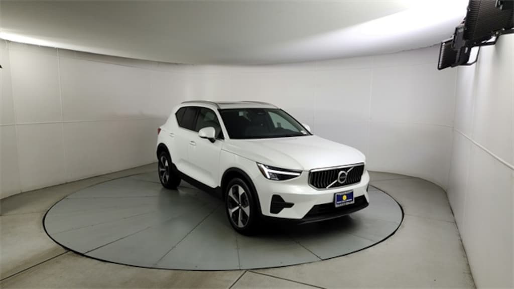 New 2025 Volvo XC40 B5 Core Bright Theme SUV