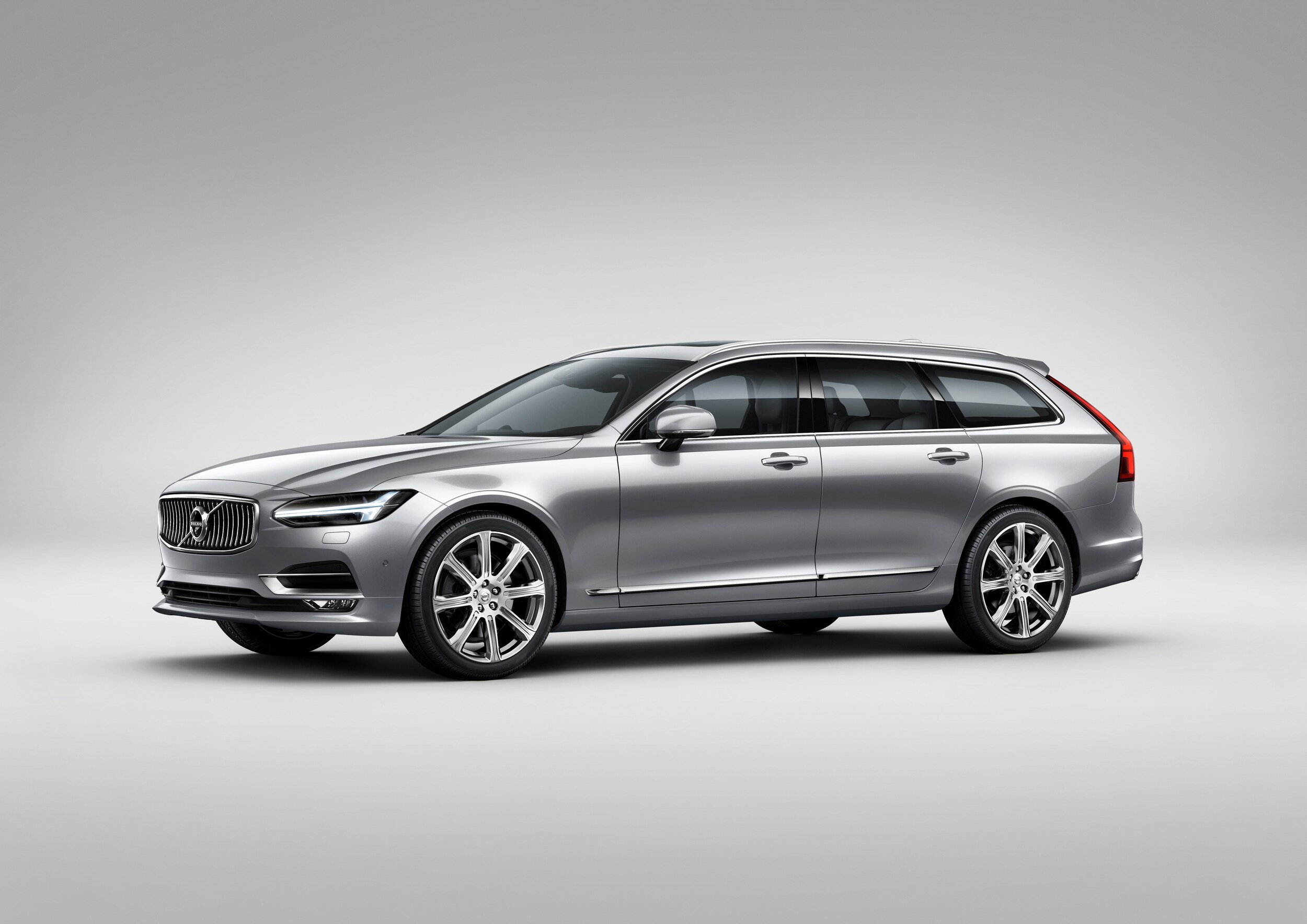 175223_Volvo_V90_Studio_Front_3_4.jpg