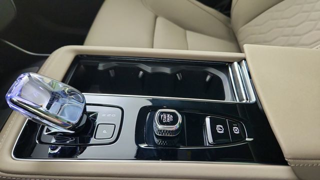 2026 Volvo XC90 Plus - Photo 17