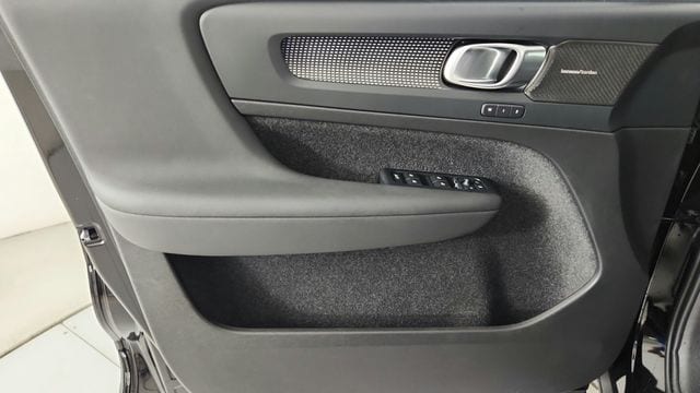 2026 Volvo XC40 Ultra Black Edition - Photo 9