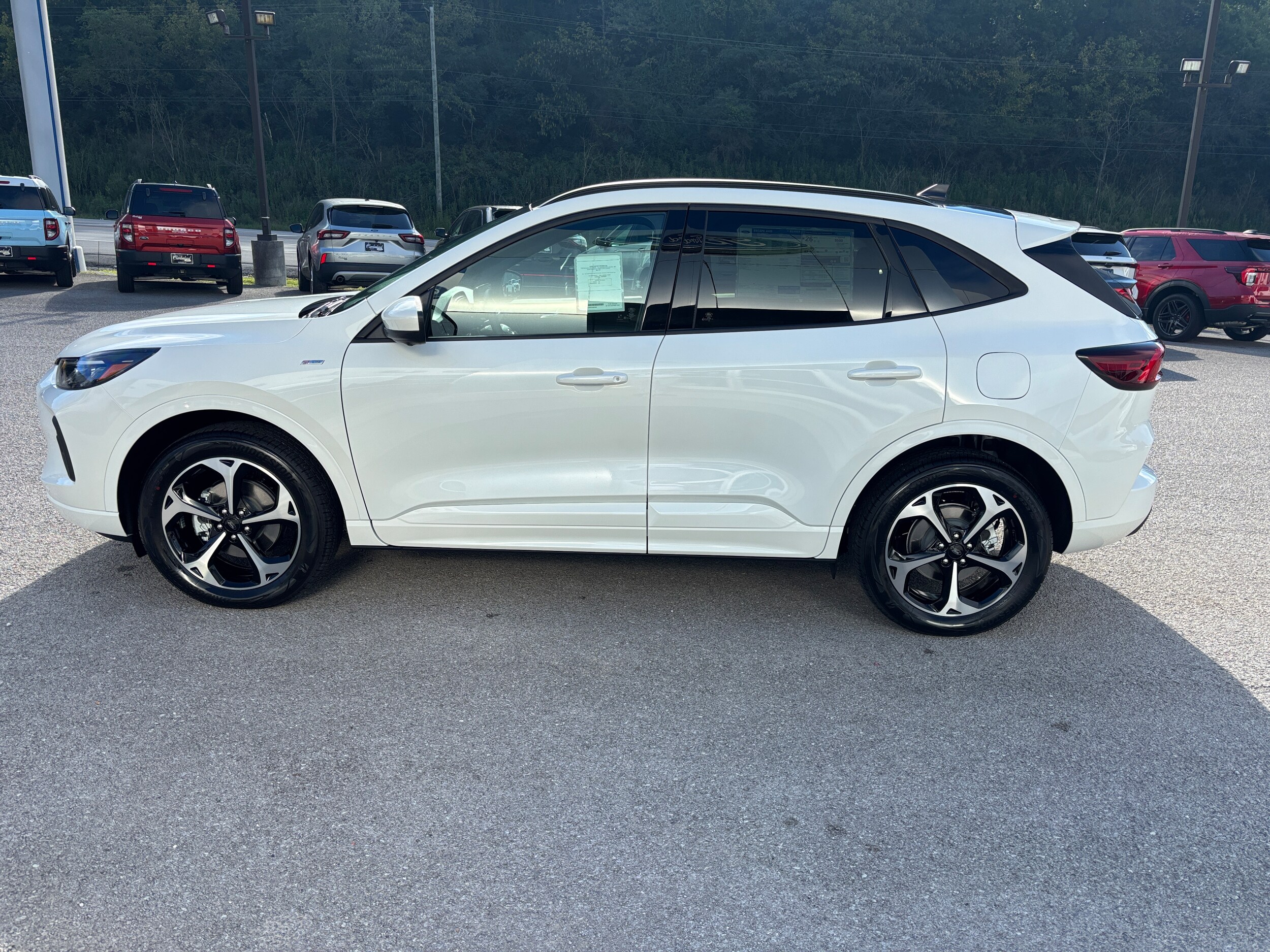 2025 Ford Escape ST-Line Elite photo 2