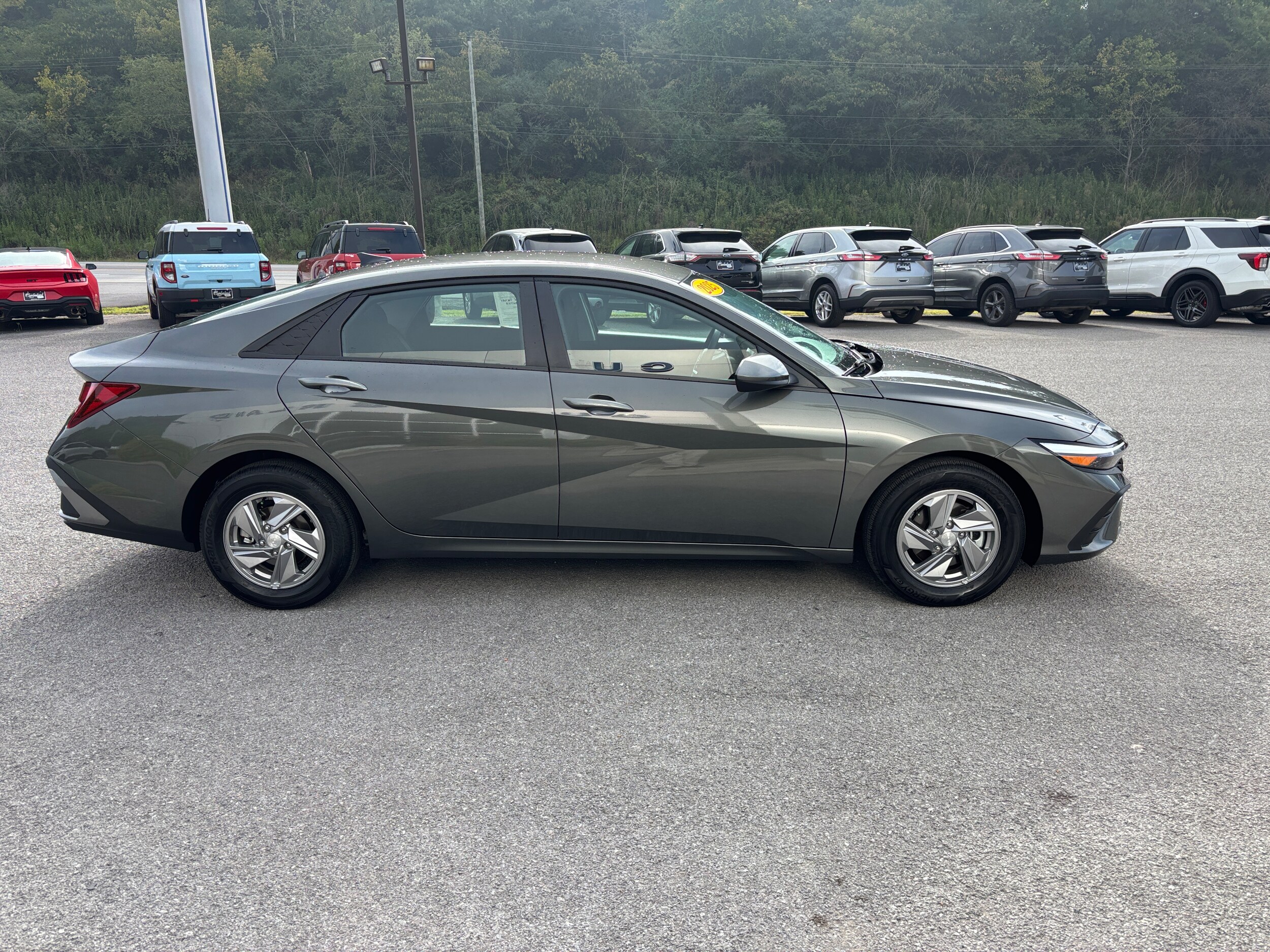 2025 Hyundai Elantra SE photo 3