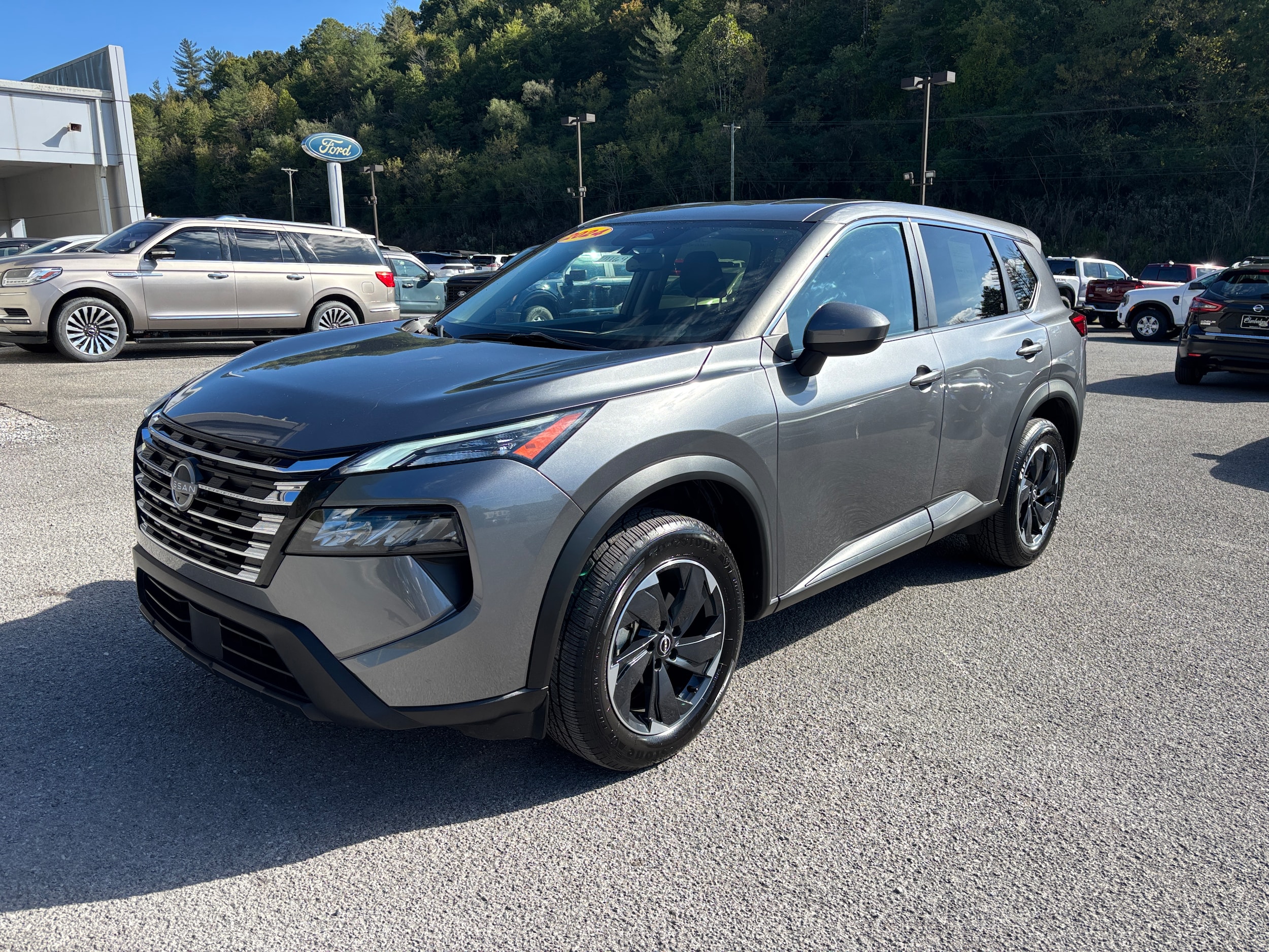 2024 Nissan Rogue SV's photo