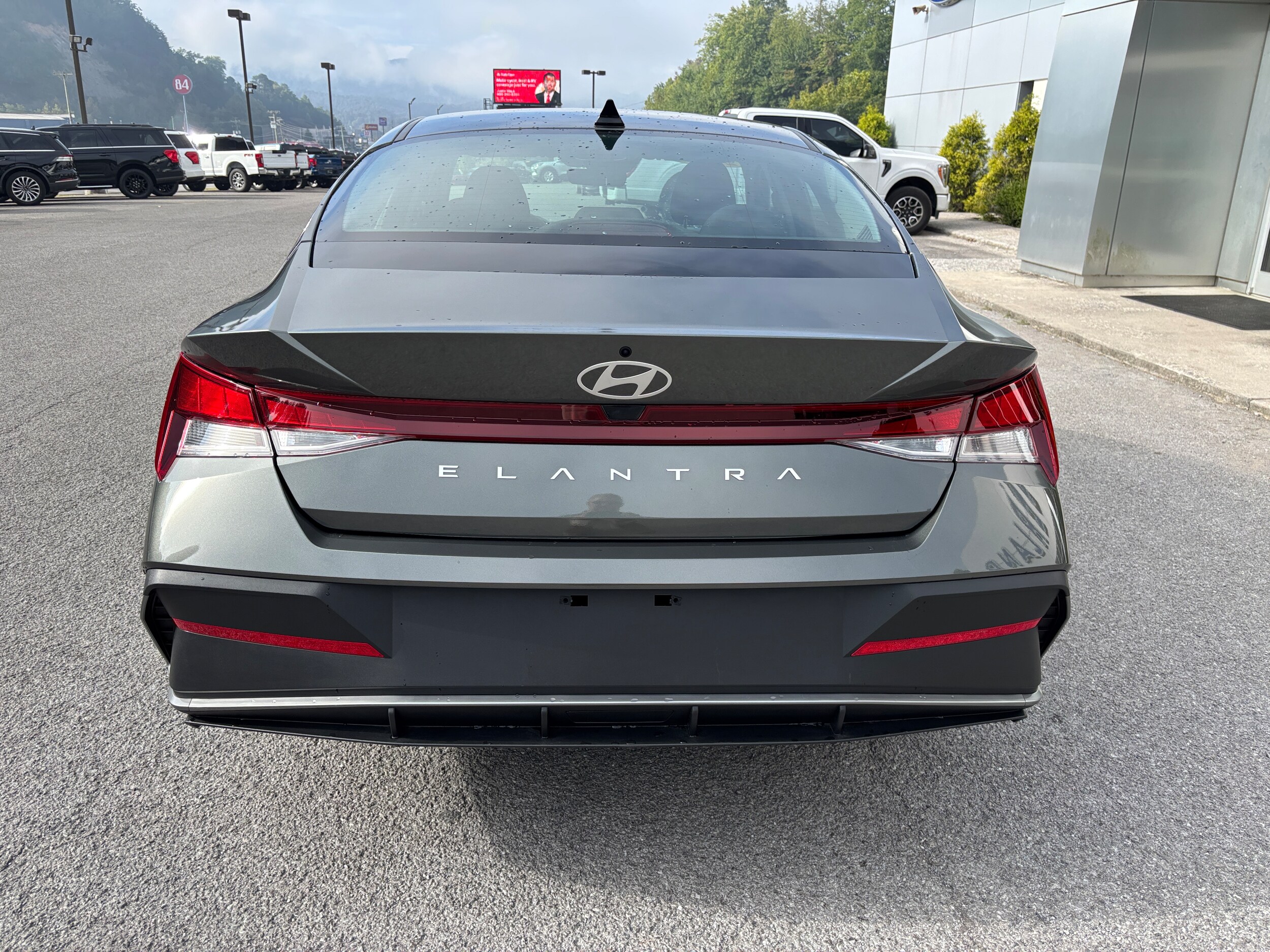 2025 Hyundai Elantra SE photo 2