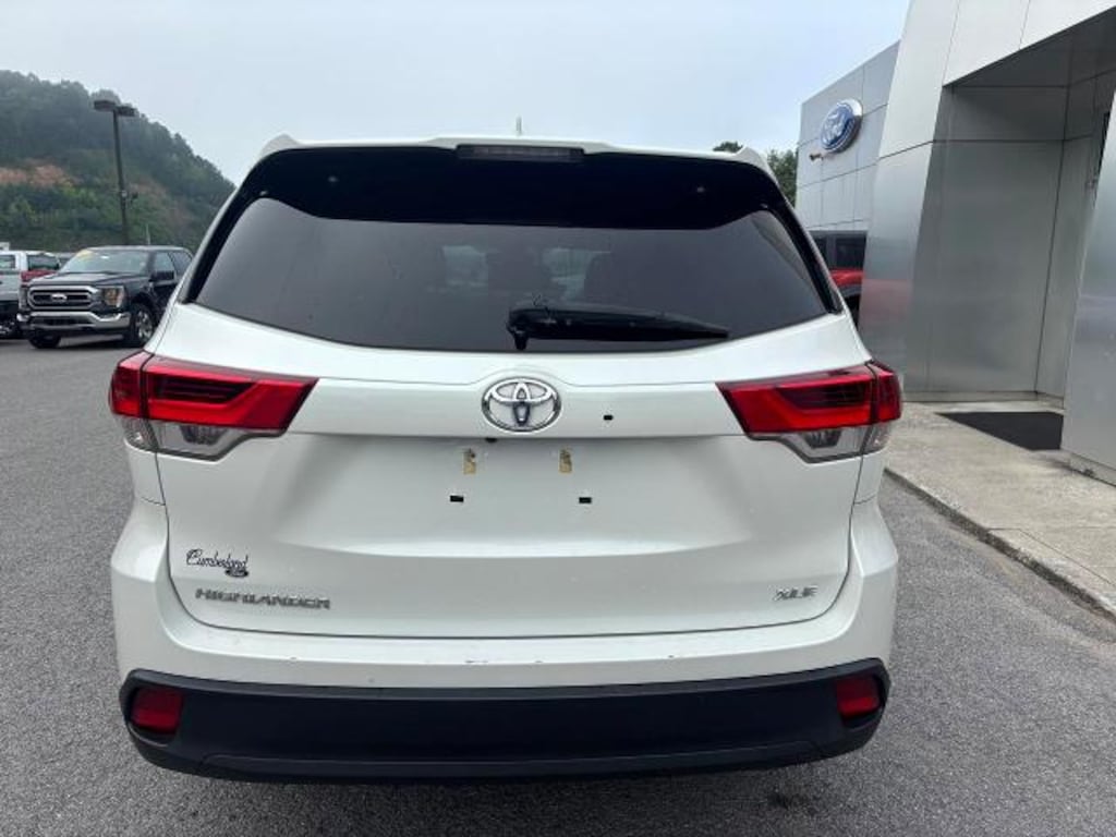 Used 2018 Toyota Highlander XLE Front Wheel Drive SUV