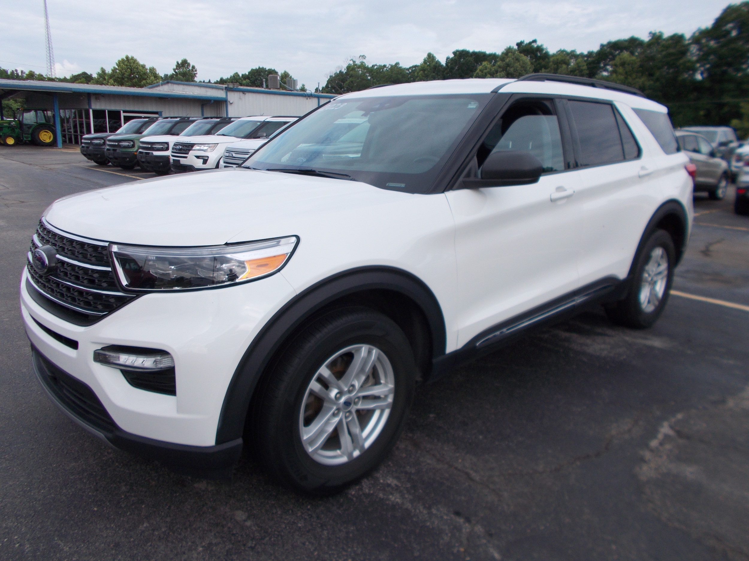 2023 Ford Explorer XLT 4WD's photo