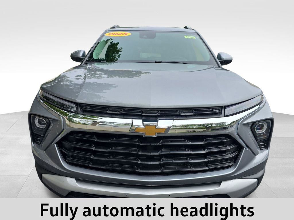 2025 Chevrolet Trailblazer LT photo 2