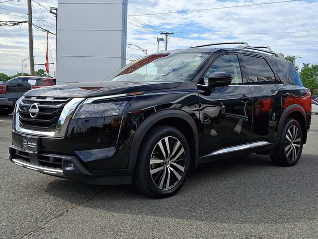 Used 2025 Nissan Pathfinder Platinum SUV