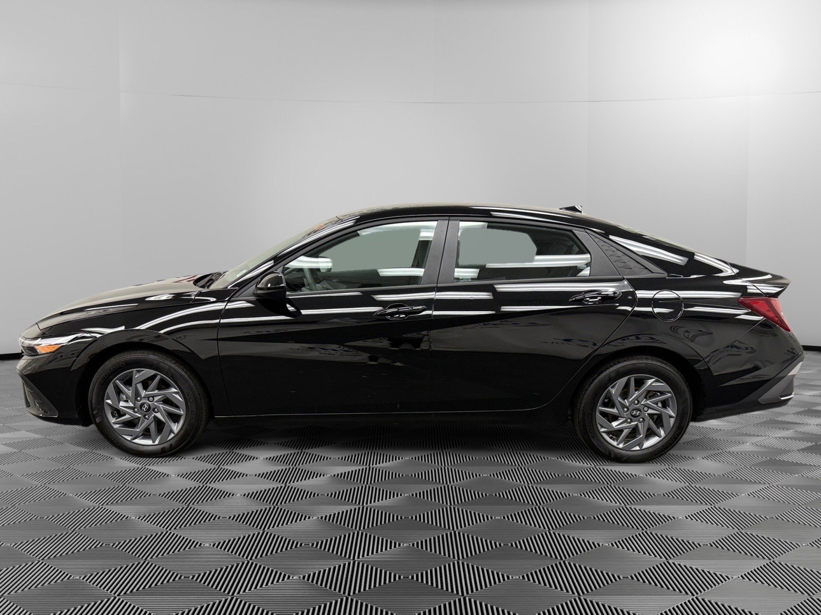 Certified 2024 Hyundai Elantra SEL with VIN KMHLM4DG9RU806887 for sale in Cortlandt Manor, NY