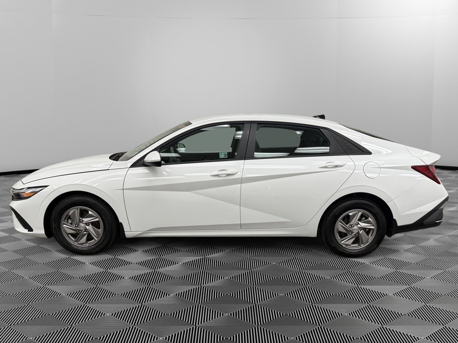 Certified 2025 Hyundai Elantra SE with VIN KMHLL4DG8SU864837 for sale in Cortlandt Manor, NY