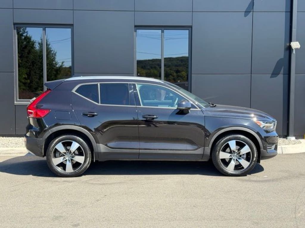 Used 2019 Volvo XC40 Momentum SUV