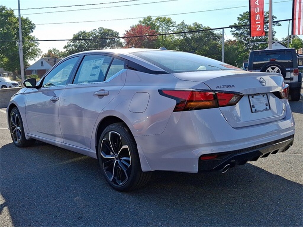 New 2025 Nissan Altima SR Sedan