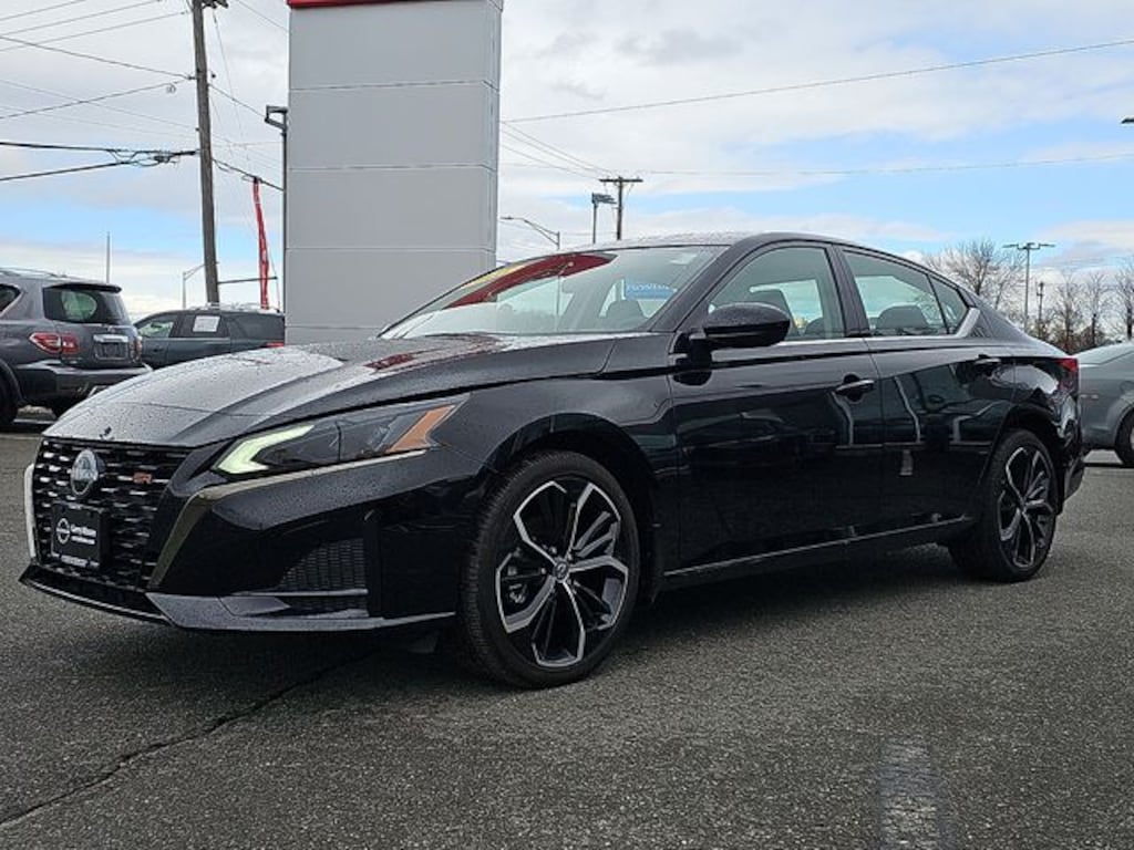 Used 2025 Nissan Altima SR Sedan