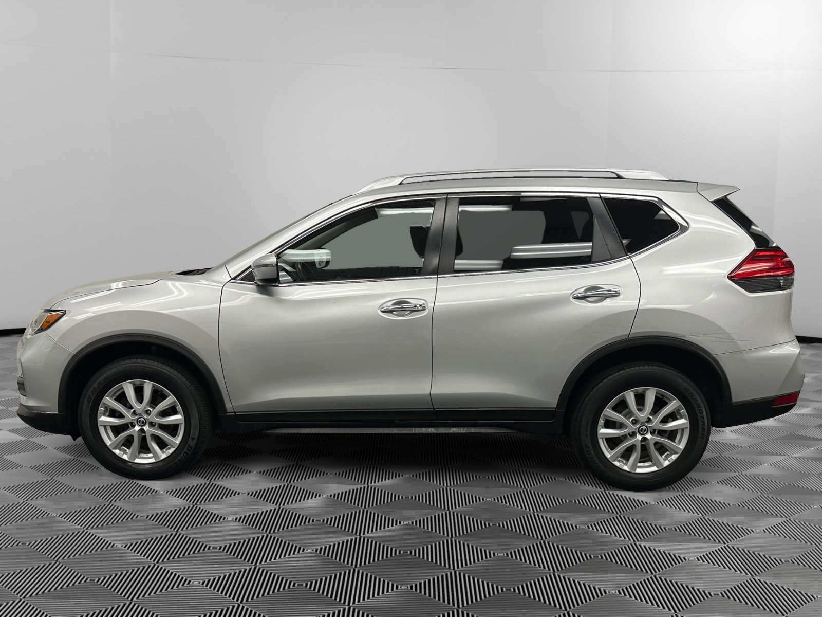 Used 2017 Nissan Rogue SV with VIN JN8AT2MV0HW272333 for sale in Cortlandt Manor, NY