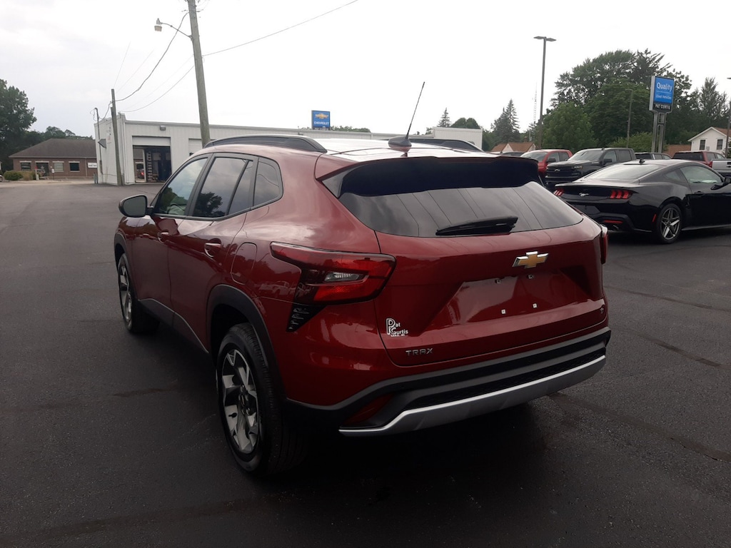 Used 2025 Chevrolet Trax LT SUV