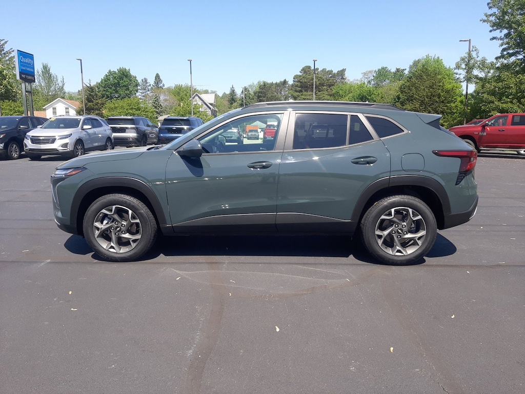 Used 2025 Chevrolet Trax LT SUV