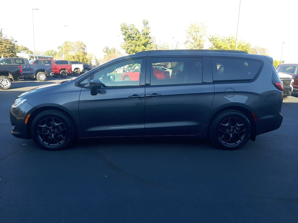 Used 2018 Chrysler Pacifica Limited Minivan