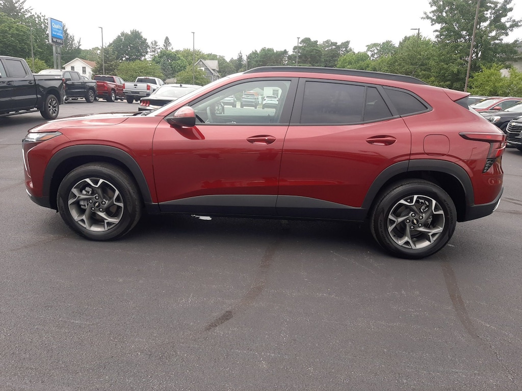 Used 2025 Chevrolet Trax LT SUV
