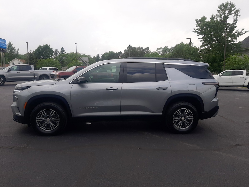 Used 2025 Chevrolet Traverse LT SUV