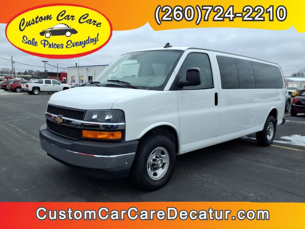 2022 Chevrolet Express Passenger LT's photo