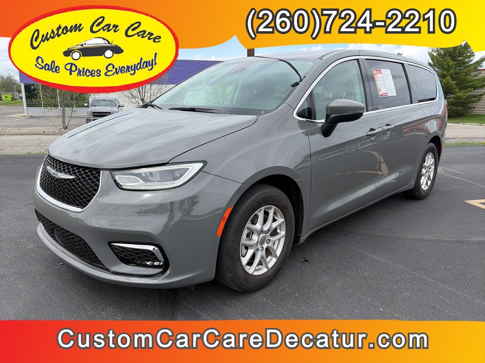 2023 Chrysler Pacifica Touring L's photo