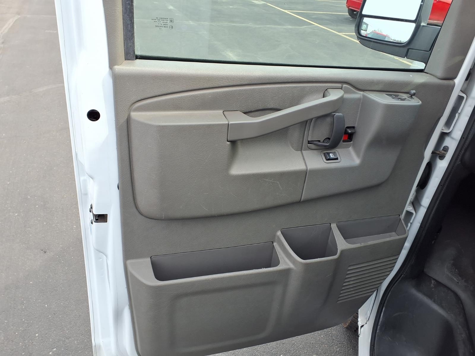2022 Chevrolet Express Passenger LS - Photo 9
