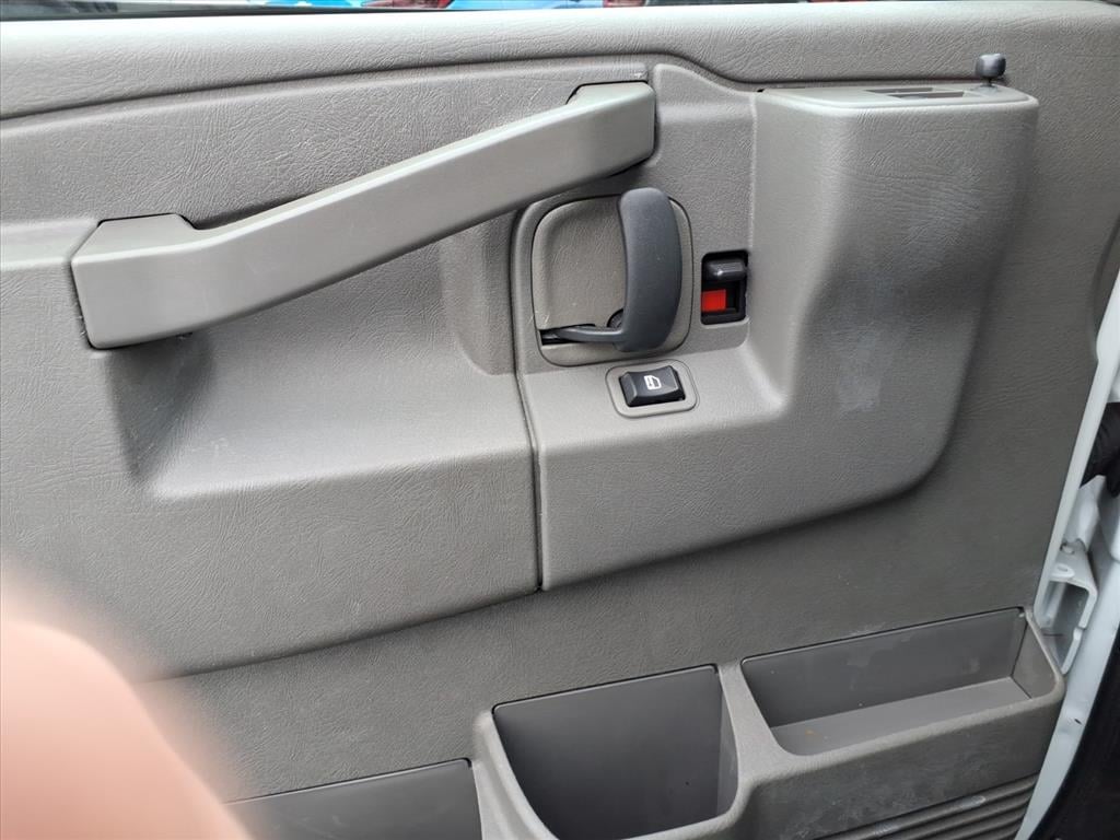 2022 Chevrolet Express Passenger LT - Photo 12