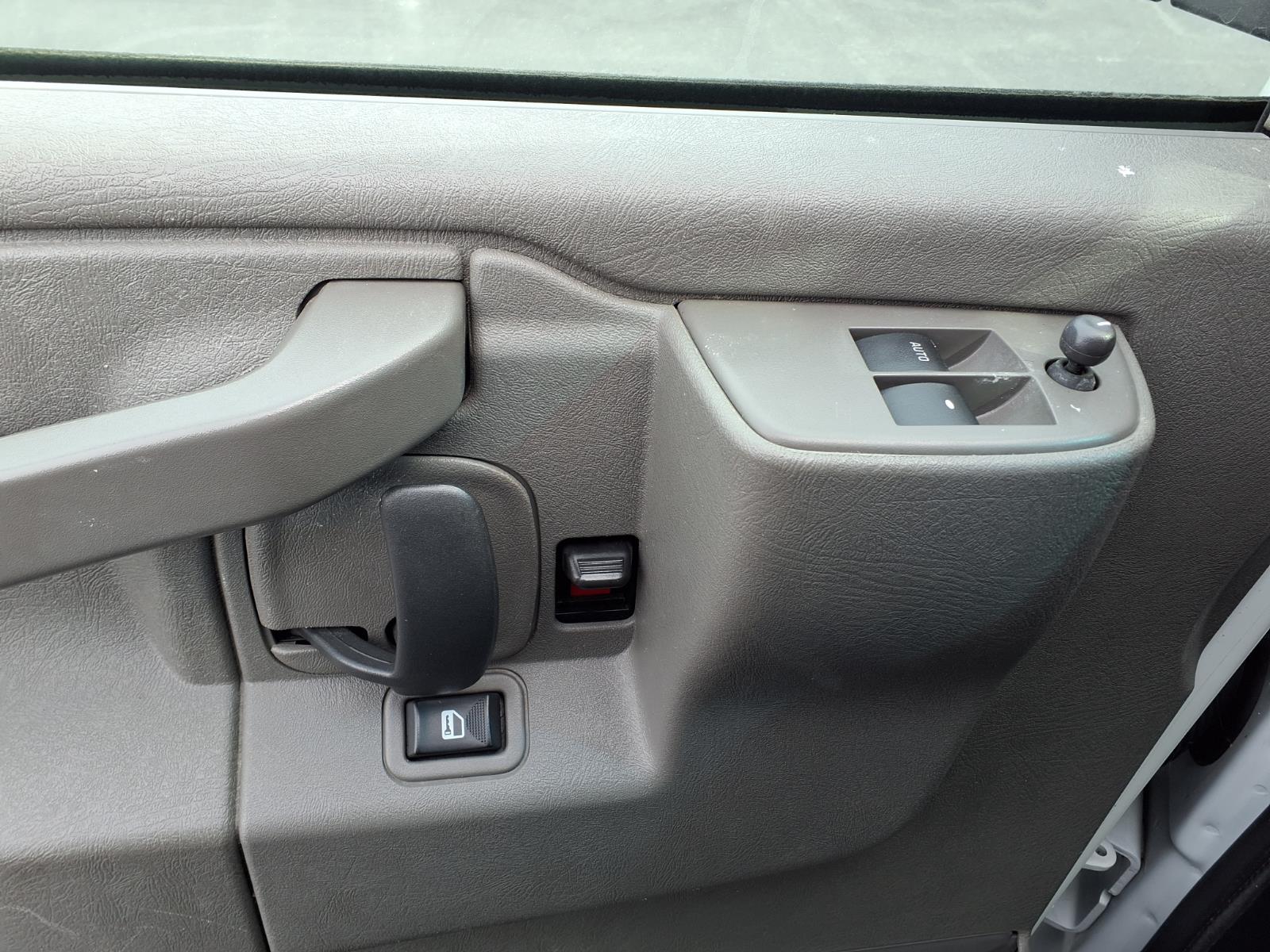 2022 Chevrolet Express Passenger LS - Photo 10