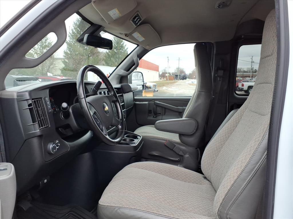 2022 Chevrolet Express Passenger LT - Photo 14