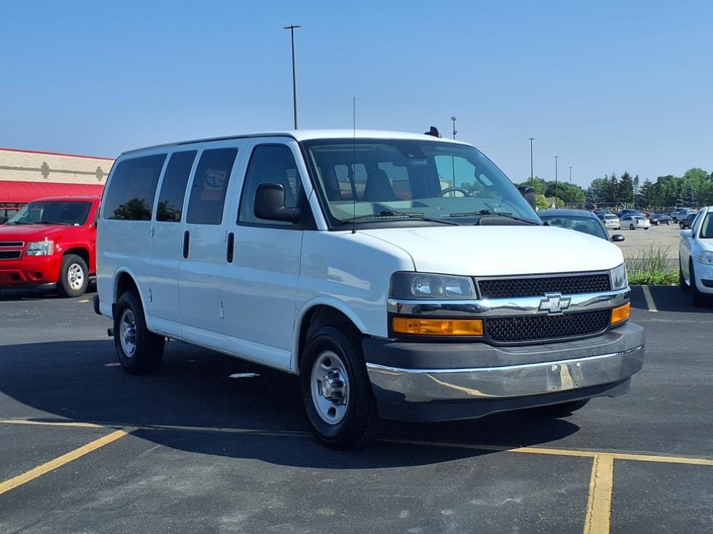 2019 Chevrolet Express Passenger LT - Photo 19