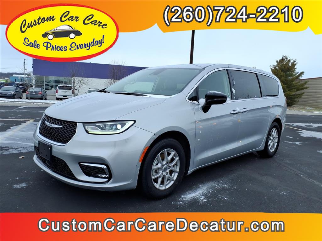 2024 Chrysler Pacifica Touring L's photo