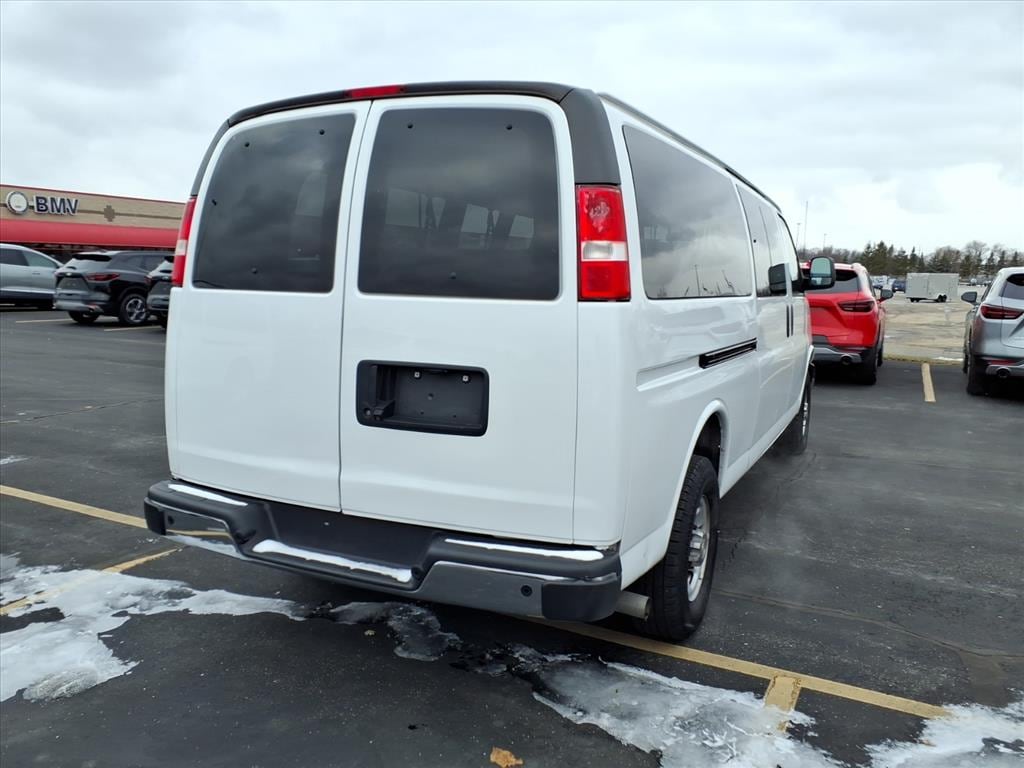 2022 Chevrolet Express Passenger LT - Photo 6