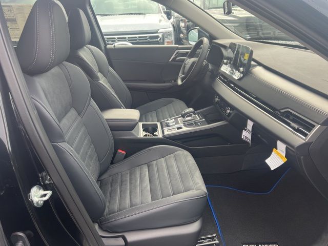 2025 Mitsubishi Outlander Plug-in Hybrid SE - Photo 6
