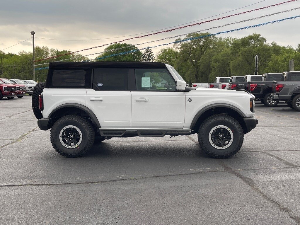 2024 Ford Bronco Outer Banks photo 2