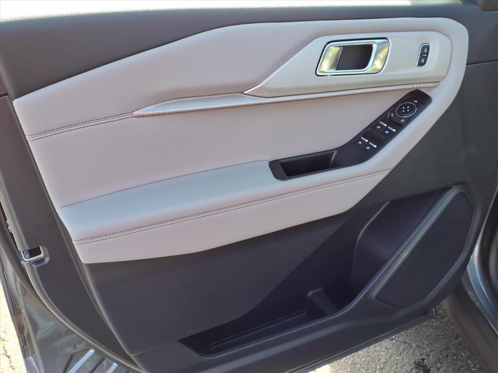2026 Ford Explorer photo 4