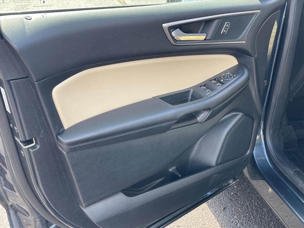 2022 Ford Edge SEL photo 4