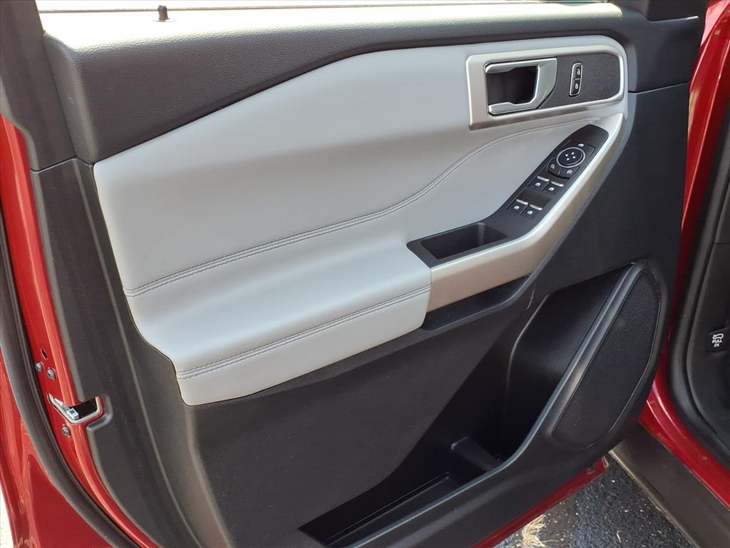 2023 Ford Explorer XLT photo 2