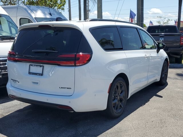 2024 Chrysler Pacifica Limited photo 4