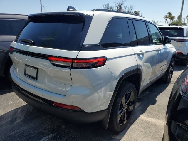 2024 Jeep Grand Cherokee Altitude photo 4