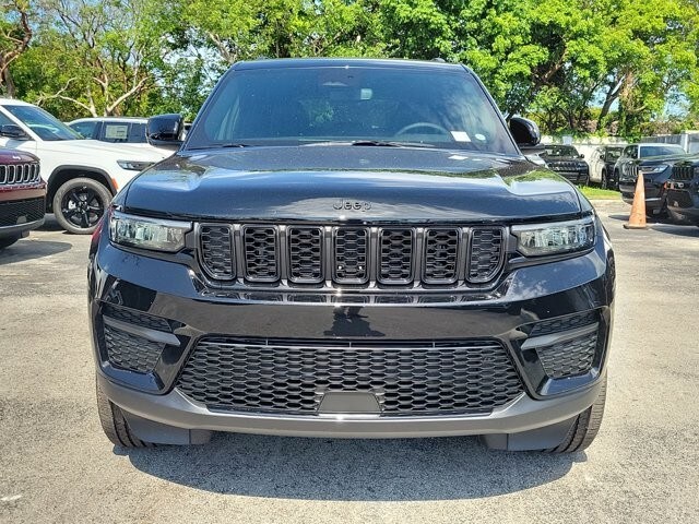 2024 Jeep Grand Cherokee Altitude photo 2
