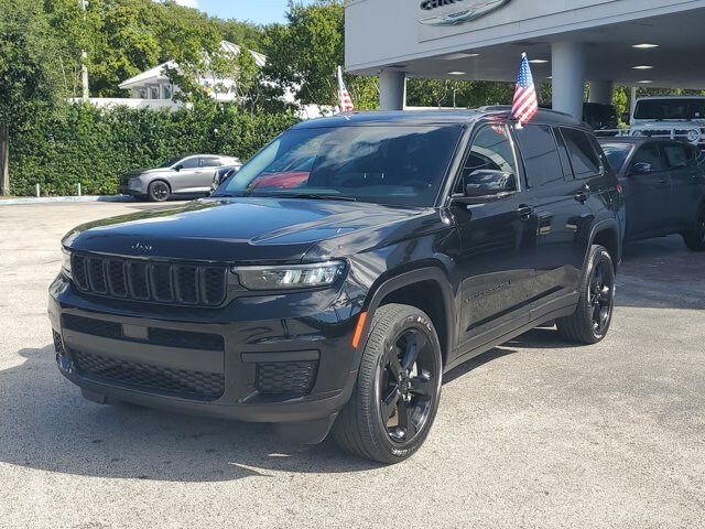 2023 Jeep Grand Cherokee Altitude photo 2