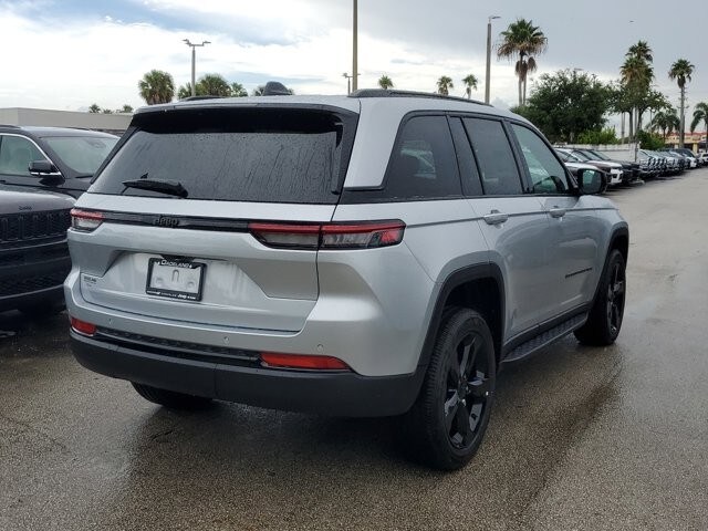 2024 Jeep Grand Cherokee Altitude photo 4
