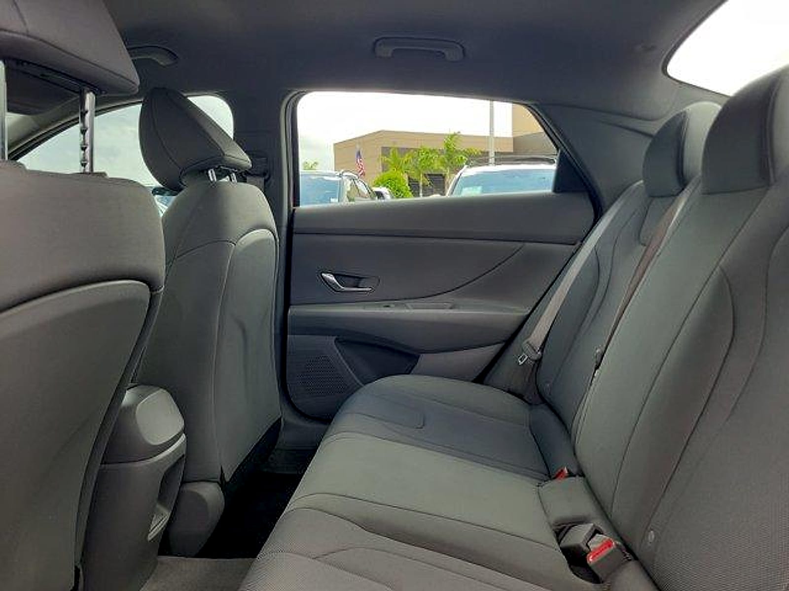 2025 Hyundai Elantra SE - Photo 14