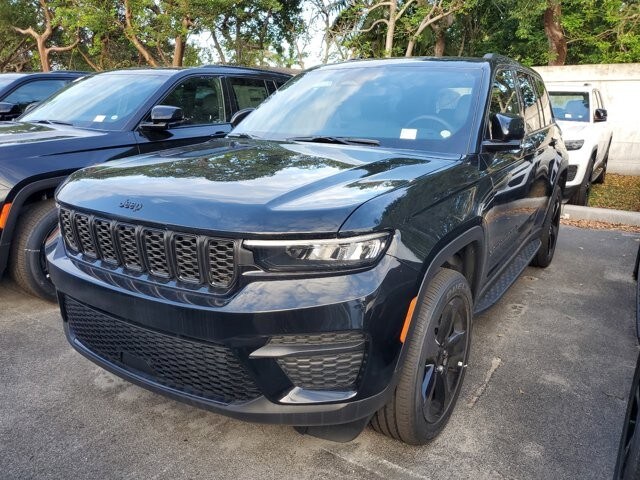 2024 Jeep Grand Cherokee Altitude photo 2