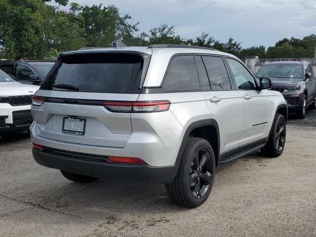2024 Jeep Grand Cherokee Altitude photo 4